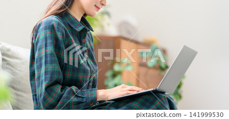 使用一台筆記本電腦的女人 141999530