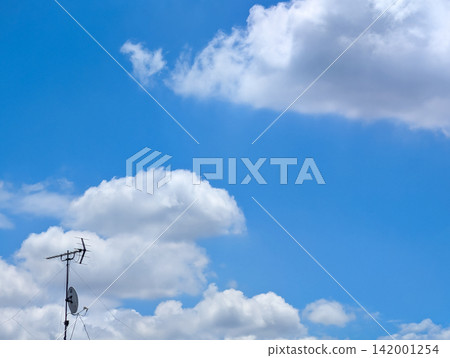 電視天線矗立在藍天白雲的映襯下 / 一幅清新的背景圖，描繪了夏日的天空和日常景色。 142001254