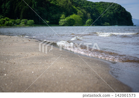 海浪拍打著豬苗代湖的岸邊 海浪拍打著豬苗代湖的岸邊 142001573