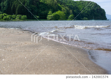 海浪拍打著豬苗代湖的岸邊 142001574