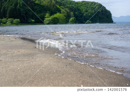 海浪拍打著豬苗代湖的岸邊 海浪拍打著豬苗代湖的岸邊 142001576