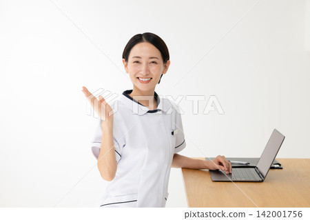 A woman in a white coat 142001756