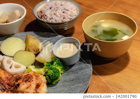一份營養均衡的日式套餐,內含雞肉和蔬菜。 一份營養均衡的日式套餐,內含雞肉和蔬菜。 142001790