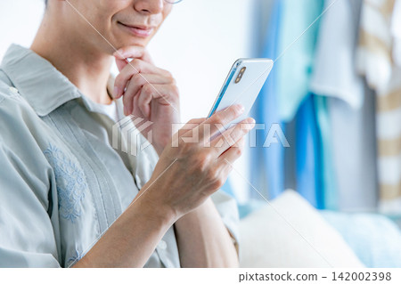 看著智能手機的男人 142002398