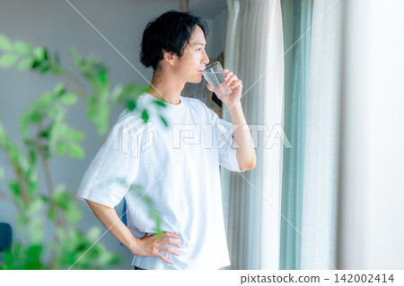 男人喝水 142002414
