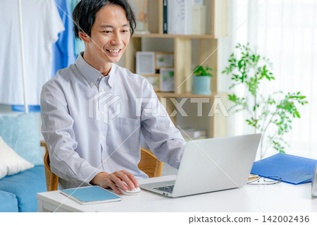 操作個人電腦的人 142002436