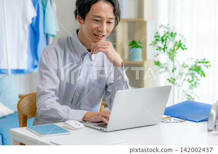 操作個人電腦的人 142002437