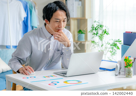 操作個人電腦的人 142002440