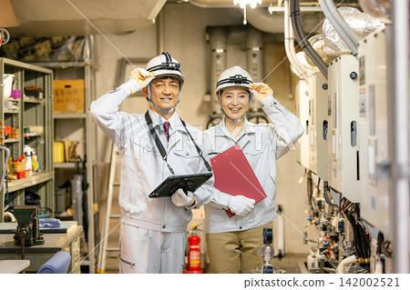 workers working in a factory workers working in a factory 142002521