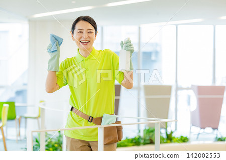 資深女員工打掃辦公室 資深女員工打掃辦公室 142002553