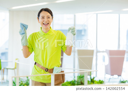 資深女員工打掃辦公室 資深女員工打掃辦公室 142002554
