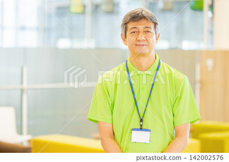 一位在安養院工作的白髮老年男性員工 一位在安養院工作的白髮老年男性員工 142002576