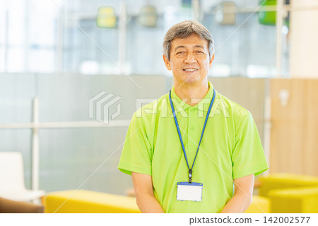 一位在安養院工作的白髮老年男性員工 一位在安養院工作的白髮老年男性員工 142002577