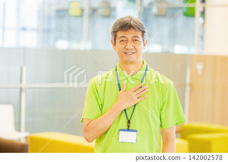 一位在安養院工作的白髮老年男性員工 一位在安養院工作的白髮老年男性員工 142002578