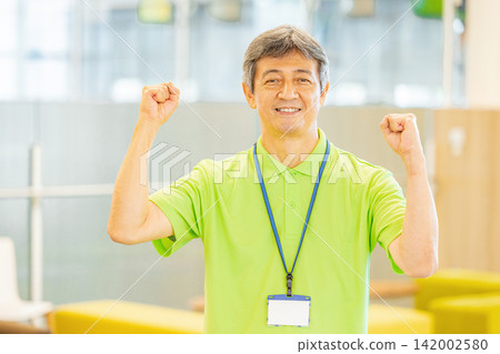 一位在安養院工作的白髮老年男性員工 一位在安養院工作的白髮老年男性員工 142002580
