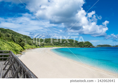 美麗清澈的藍色大海和島嶼/古uz海灘 美麗清澈的藍色大海和島嶼/古uz海灘 142002641
