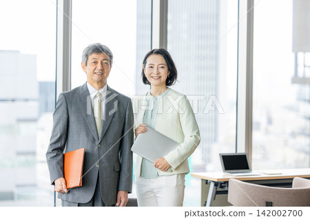 工作在辦公室的資深商人 工作在辦公室的資深商人 142002700