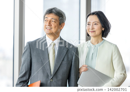 工作在辦公室的資深商人 工作在辦公室的資深商人 142002701