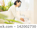 一位五十多歲的女商人正在辦公室洗手。 142002730