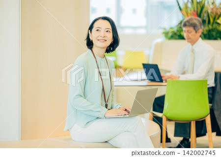 一位五十多歲的女商人,在共享辦公空間工作。 一位五十多歲的女商人,在共享辦公空間工作。 142002745