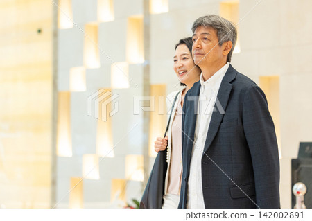 享受旅行的年長夫婦 享受旅行的年長夫婦 142002891