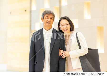 Senior couple who enjoy travel Senior couple who enjoy travel 142002894