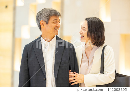 享受旅行的年長夫婦 享受旅行的年長夫婦 142002895