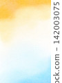 垂直水彩漸層背景，從溫暖的橙色過渡到清冷的淺藍色。 142003075