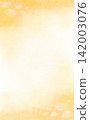 暖黃色水彩垂直背景，點綴著柔和的白色樹葉輪廓。 142003076