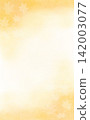 暖黃色水彩垂直背景，搭配柔和的白色楓葉輪廓。 142003077