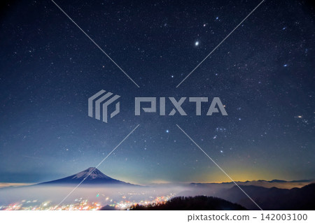 Mount Fuji and the setting winter constellations as seen from Mitsutoge Mount Fuji and the setting winter constellations as seen from Mitsutoge 142003100