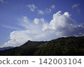 Autumn mountains, a clear, refreshing autumn blue sky stretching high above. 142003104