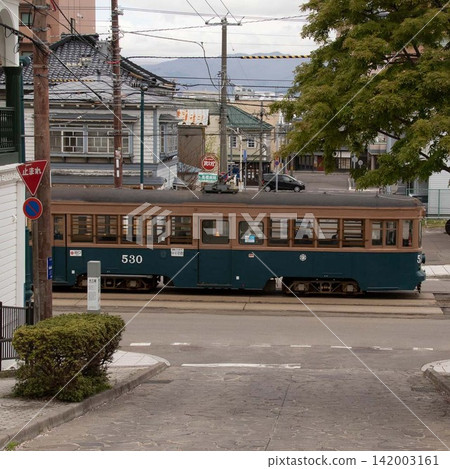 [Partially retouched image with aspect ratio changed] Hakodate City Tram 500 series No. 530 in operation, viewed from the tourist spot, Daisanzaka. 142003161