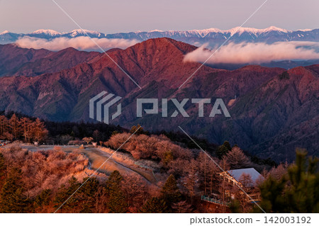 The Southern Alps mountain range at dawn as seen from Mitsutoge. 142003192