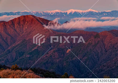 從三峠山眺望黎明時的南阿爾卑斯山脈。 從三峠山眺望黎明時的南阿爾卑斯山脈。 142003200