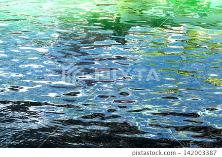 水晶般清澈的水面 水晶般清澈的水面 142003387