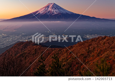 Mt. Fuji at dawn seen from Mitsumata Mt. Fuji at dawn seen from Mitsumata 142003713