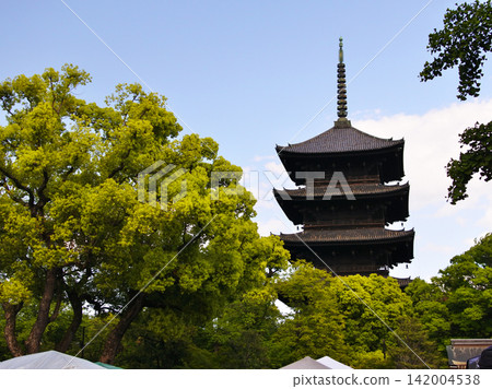 東寺是京都的旅遊景點，至今仍保留著密教佛教的傳統。 142004538