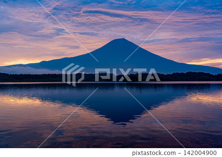(Shizuoka Prefecture) Sunrise over Mt. Fuji and Lake Tanuki - Autumn (Shizuoka Prefecture) Sunrise over Mt. Fuji and Lake Tanuki - Autumn 142004900