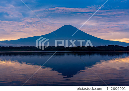 (Shizuoka Prefecture) Sunrise over Mt. Fuji and Lake Tanuki - Autumn (Shizuoka Prefecture) Sunrise over Mt. Fuji and Lake Tanuki - Autumn 142004901