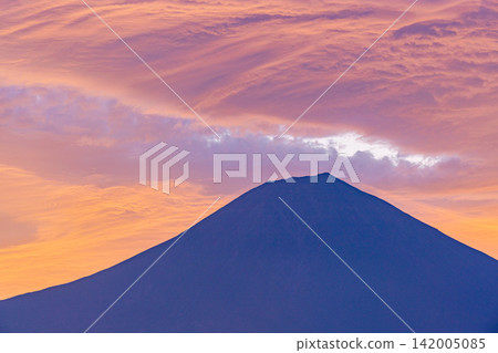 (Shizuoka Prefecture) Mount Fuji at dawn, as seen from the shores of Lake Tanuki (Autumn) (Shizuoka Prefecture) Mount Fuji at dawn, as seen from the shores of Lake Tanuki (Autumn) 142005085