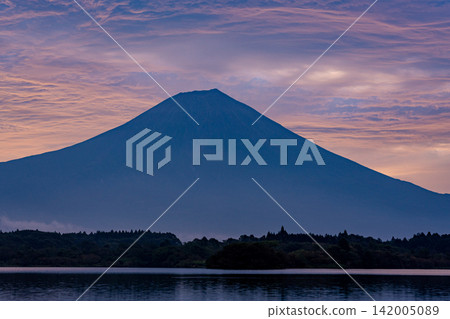 (Shizuoka Prefecture) Mount Fuji at dawn, as seen from the shores of Lake Tanuki (Autumn) (Shizuoka Prefecture) Mount Fuji at dawn, as seen from the shores of Lake Tanuki (Autumn) 142005089
