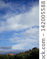 Autumn mountain ranges and autumn clouds drifting in a deep blue sky. 142005588