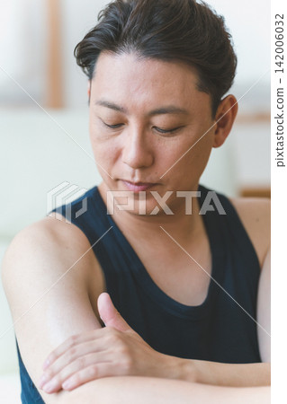 Men's body skincare for men in their 40s, focusing on the elbow area. Men's body skincare for men in their 40s, focusing on the elbow area. 142006032
