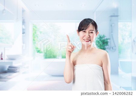一位女士在浴室裡提供美容建議。 一位女士在浴室裡提供美容建議。 142006282