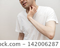 A man suffering from severe itching around his neck. 142006287