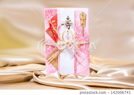 A beautiful celebratory envelope with a gold cloth backing, featuring a lovely mizuhiki (decorative cord). A beautiful celebratory envelope with a gold cloth backing, featuring a lovely mizuhiki (decorative cord). 142006741