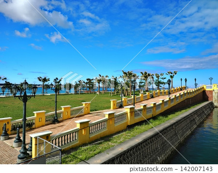 A park that evokes the feeling of a tropical paradise. A park that evokes the feeling of a tropical paradise. 142007143