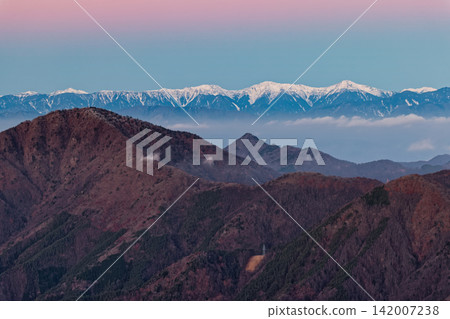 從三峠山眺望黎明時的南阿爾卑斯山脈。 從三峠山眺望黎明時的南阿爾卑斯山脈。 142007238
