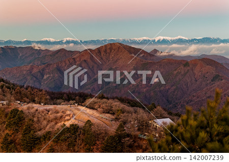 The Southern Alps mountain range at dawn as seen from Mitsutoge. The Southern Alps mountain range at dawn as seen from Mitsutoge. 142007239